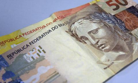 Bolsonaro assina MP que eleva salário mínimo para R$ 1.045